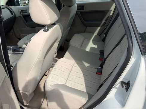 Used 2011 Ford Focus SE image 12