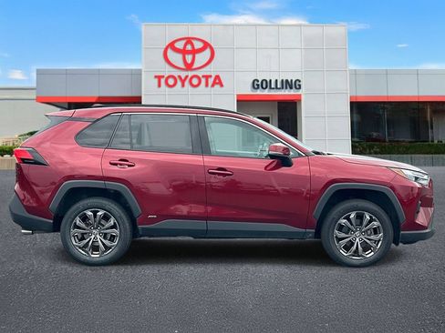 Used 2022 Toyota RAV4 XLE Premium AWD/4WD image 6