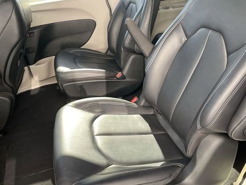 Used 2024 Chrysler Pacifica Limited FWD image 22