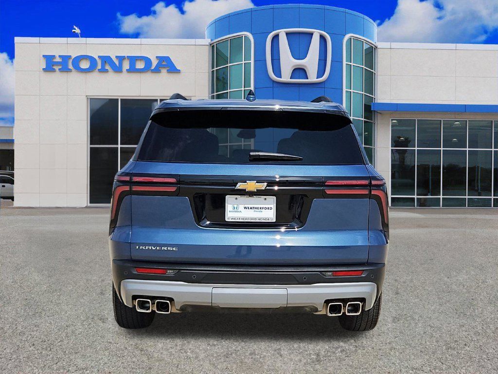 Used 2025 Chevrolet Traverse LT w/ Driver Confidence Package FWD image 4