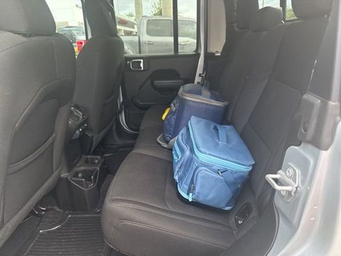 Used 2023 Jeep Gladiator Sport image 9