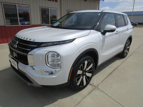 Used 2025 Mitsubishi Outlander SE AWD/4WD image 3