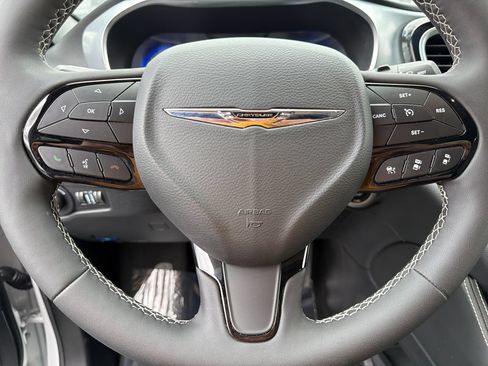 Used 2026 Chrysler Pacifica Limited w/ S Appearance Package FWD image 19