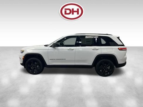 New 2025 Jeep Grand Cherokee Altitude AWD/4WD image 8