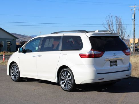 Used 2019 Toyota Sienna Limited image 4