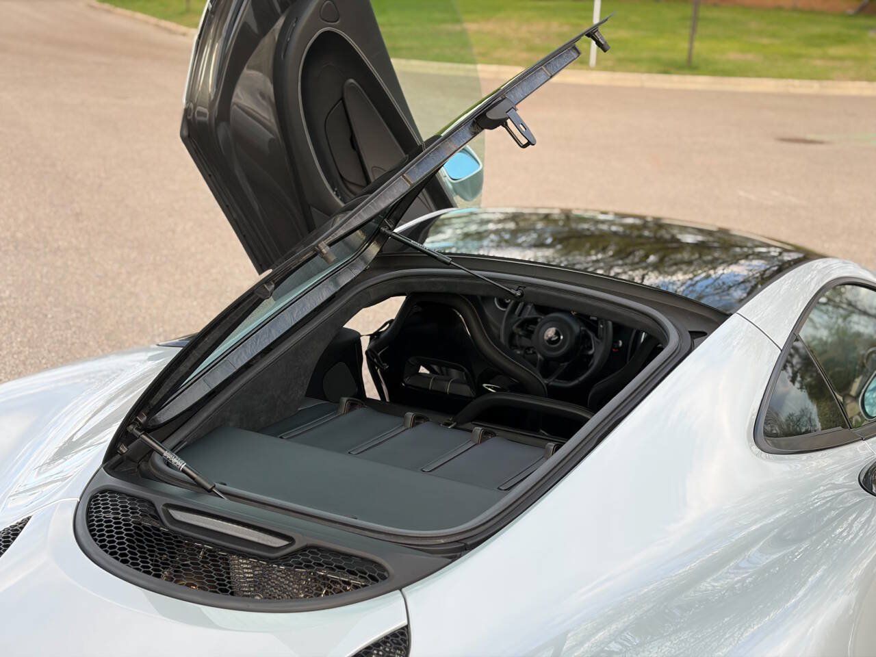 Used 2017 McLaren 570S RWD image 33
