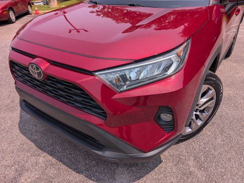 Used 2019 Toyota RAV4 XLE Premium FWD image 13