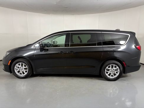 Used 2023 Chrysler Voyager LX FWD image 5