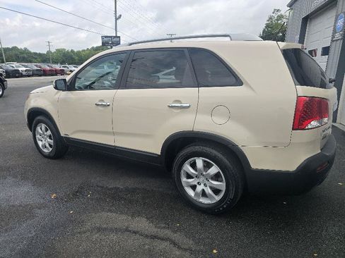 Used 2011 Kia Sorento LX w/ Convenience Pkg AWD/4WD image 4