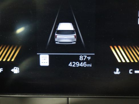 Used 2025 Kia Carnival FWD image 38