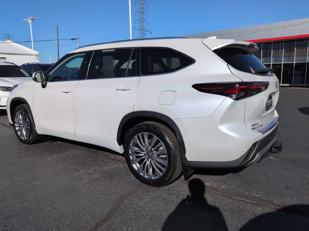 Used 2024 Toyota Highlander Platinum AWD/4WD image 3