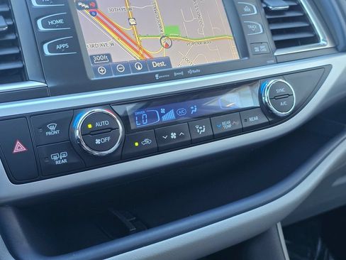 Used 2019 Toyota Highlander XLE AWD/4WD image 27