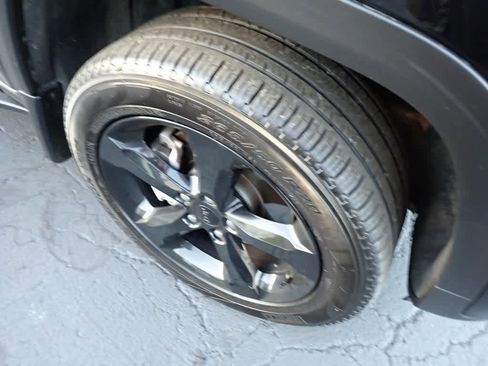 Used 2023 Jeep Grand Cherokee L Limited w/ Black Appearance Package image 10