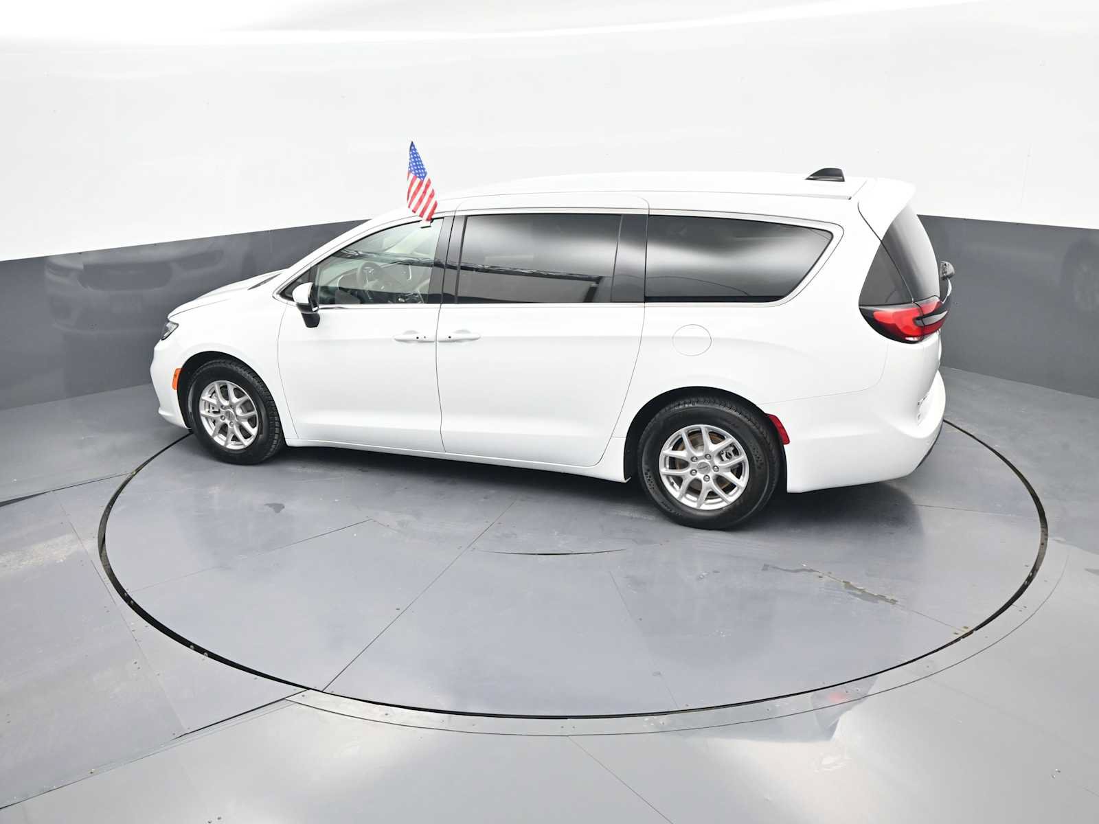 Used 2023 Chrysler Pacifica Touring-L FWD image 28