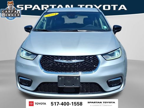 Used 2024 Chrysler Pacifica Touring-L FWD image 3