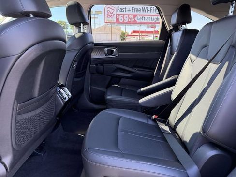 Used 2023 Kia Sorento SX AWD/4WD image 9