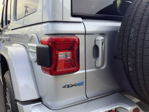 Used 2023 Jeep Wrangler Unlimited Sahara image 44