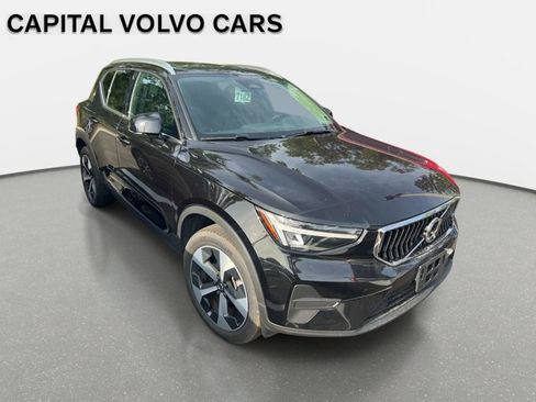 Used 2025 Volvo XC40 B5 Core AWD/4WD image 2