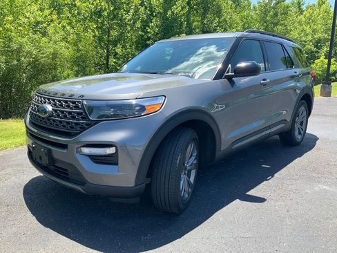 Used 2022 Ford Explorer XLT w/ Equipment Group 202A AWD/4WD image 5