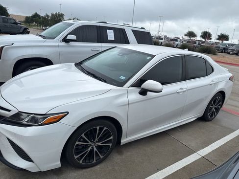 Used 2019 Toyota Camry SE FWD image 1