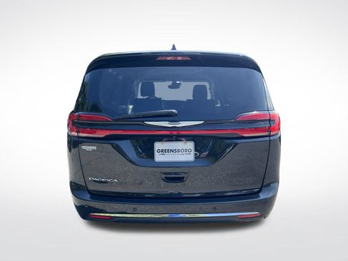 Used 2023 Chrysler Pacifica Touring-L FWD image 5