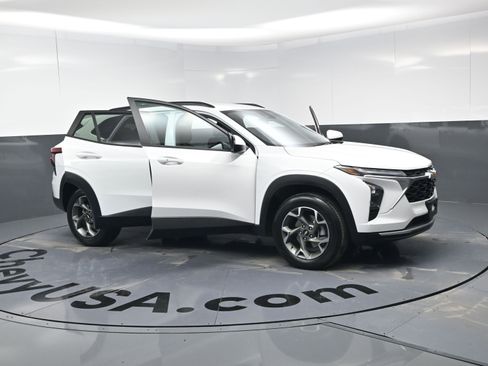 Used 2025 Chevrolet Trax LT w/ Driver Confidence Package image 23