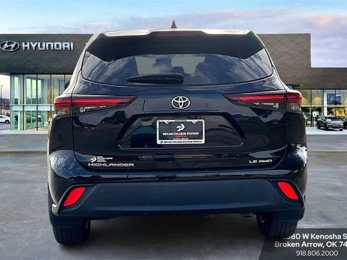 Used 2024 Toyota Highlander LE image 4