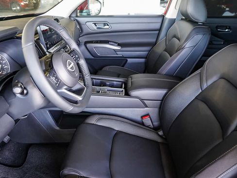 Used 2025 Nissan Pathfinder SL FWD image 19