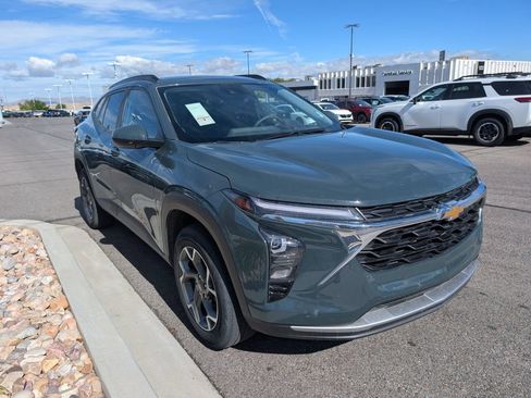 Used 2025 Chevrolet Trax LT FWD image 5