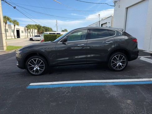 Used 2017 Maserati Levante AWD/4WD image 32