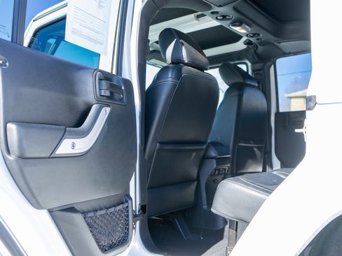 Used 2017 Jeep Wrangler Unlimited Rubicon image 25