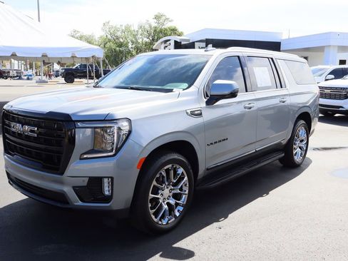 Used 2023 GMC Yukon XL SLT w/ SLT Premium Package image 4