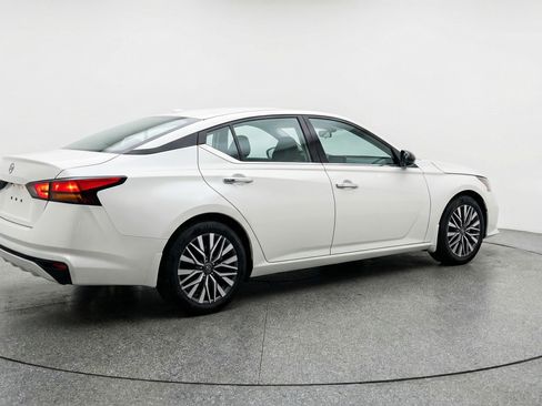 Used 2025 Nissan Altima 2.5 SV image 9