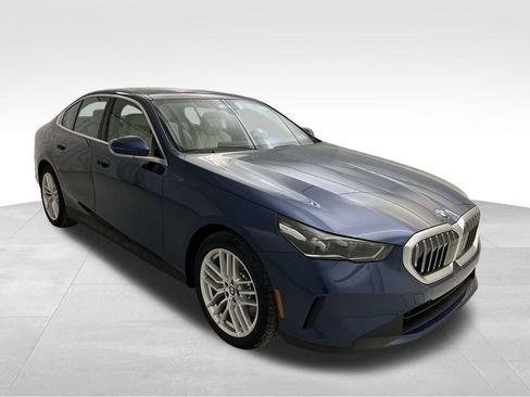 New 2024 BMW 530i xDrive w/ Convenience Package AWD/4WD image 2