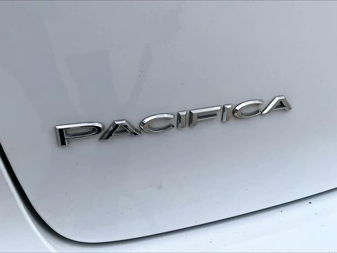 Used 2020 Chrysler Pacifica Touring FWD image 9