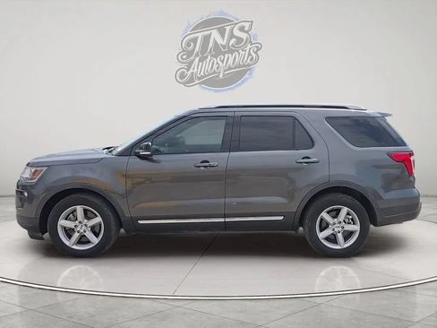 Used 2018 Ford Explorer XLT w/ Equipment Group 202A FWD image 2