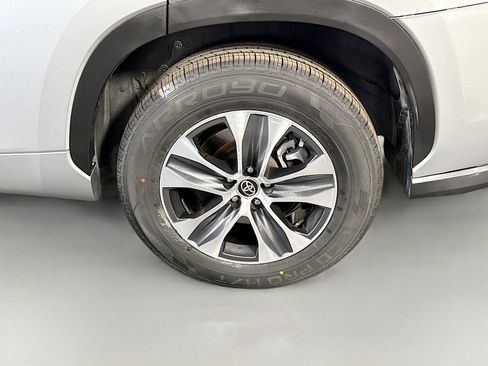 Used 2024 Toyota Highlander XLE image 37