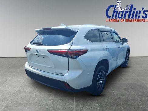 Used 2021 Toyota Highlander XLE AWD/4WD image 4