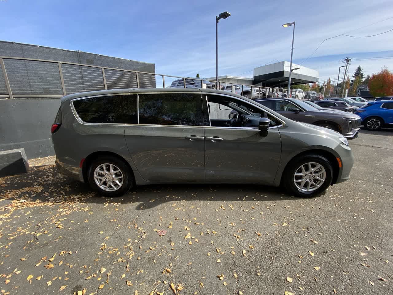 Used 2025 Chrysler Pacifica Select FWD image 7