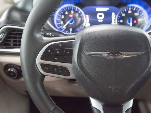 Used 2023 Chrysler Pacifica Touring-L FWD image 24