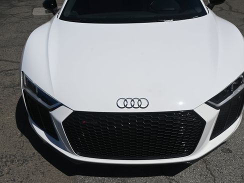 Used 2018 Audi R8 V10 w/ Premium Package RWD image 8
