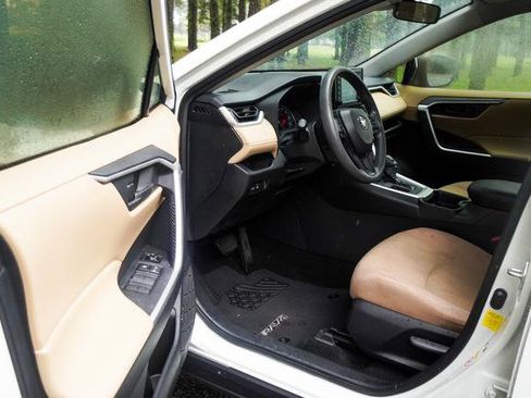 Used 2019 Toyota RAV4 LE image 21