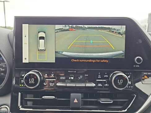 Used 2024 Toyota Highlander Platinum image 27