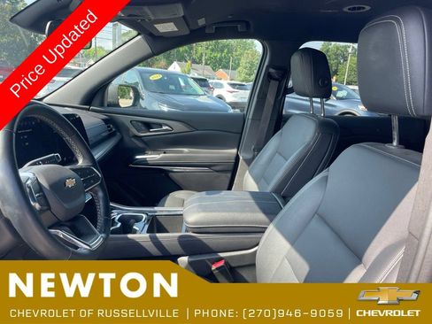 Used 2025 Chevrolet Traverse LT FWD image 4