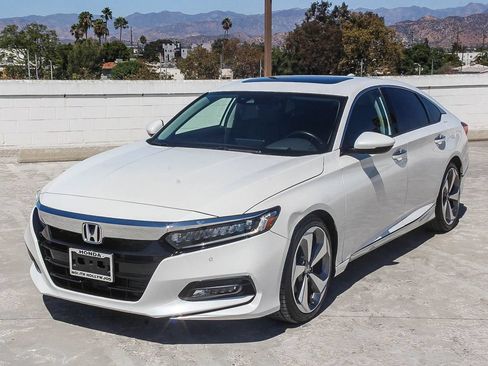 Used 2020 Honda Accord Touring image 3