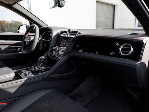 Used 2024 Bentley Bentayga image 47