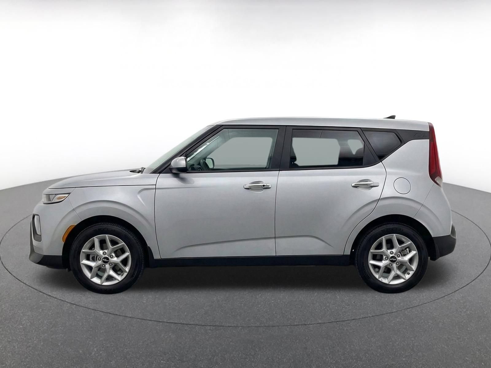 Used 2025 Kia Soul LX w/ LX Technology Package FWD image 4
