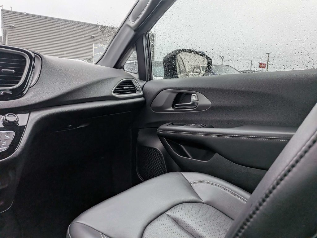 Used 2025 Chrysler Pacifica Select FWD image 16