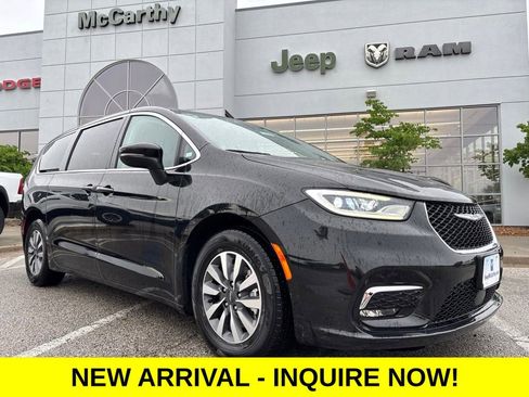 Used 2023 Chrysler Pacifica Touring-L FWD image 1