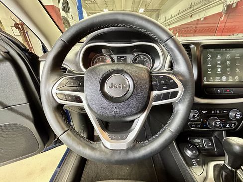 Used 2018 Jeep Cherokee Latitude Plus w/ Comfort/Convenience Group AWD/4WD image 25